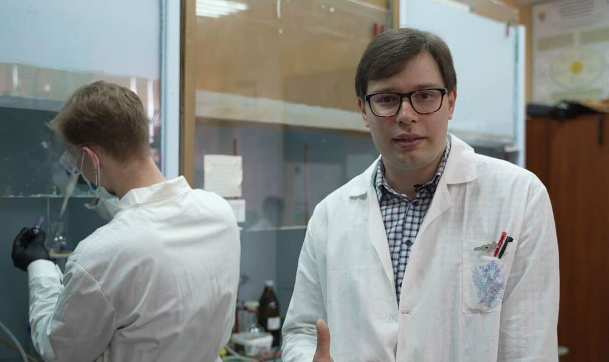    Петр Островерхов, автор проекта, доцент кафедры химии и технологии биологически активных соединений, медицинской и органической химии имени Н.А. Преображенского РТУ МИРЭА / © Анастасия Демина, аспирант РТУ МИРЭА