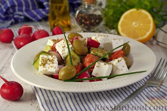 редис, огурцы, помидоры, сыр фета, лук-шалот, оливки зеленые, масло оливковое, лимон, орегано (душица), соль, перец чёрный молотый