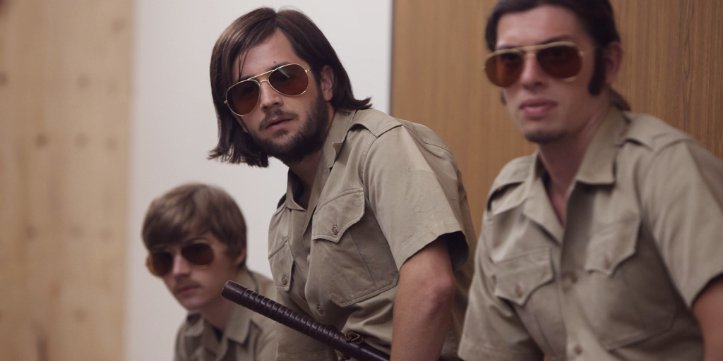 Так выглядели охранники. Это не документальное фото, а кадр из художественного фильма «Стэнфордский тюремный эксперимент» года, режиссёр Карл Патрик Альварез