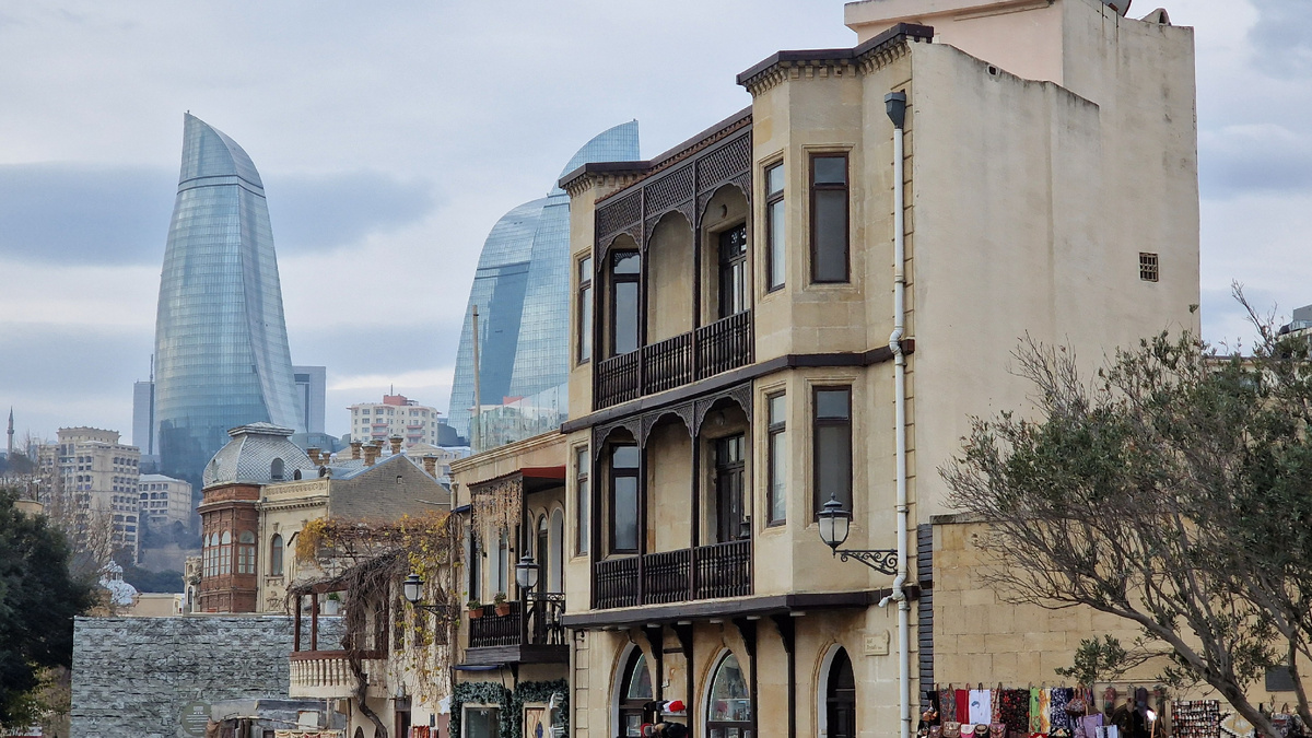 Подняться над городом Пламенным башням помогает природный рельеф города. 