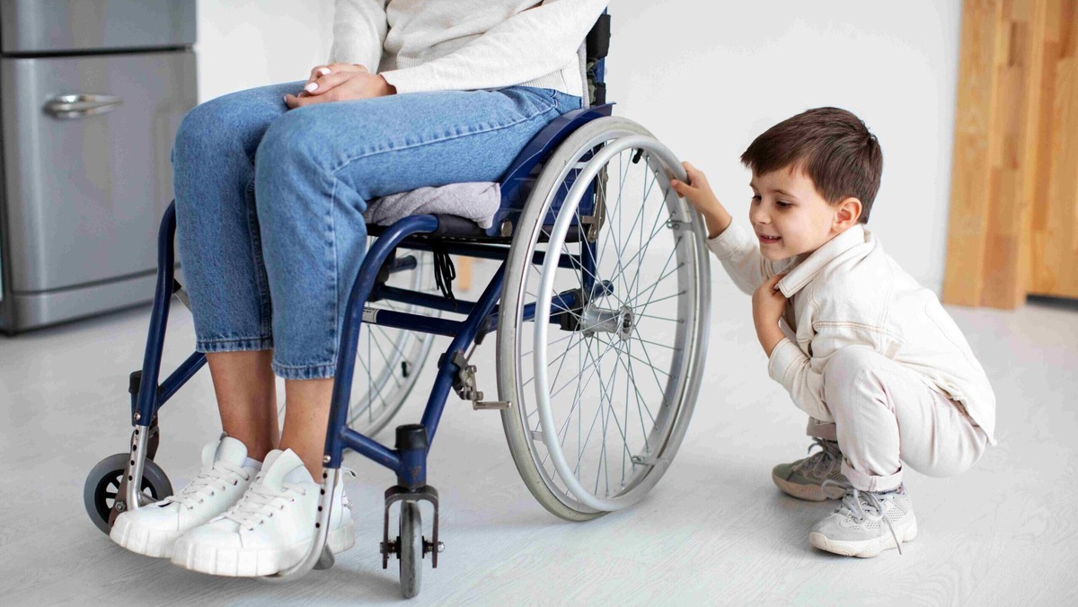    Разлучать ребёнка с родителем из-за инвалидности нельзя. Фото: Freepik