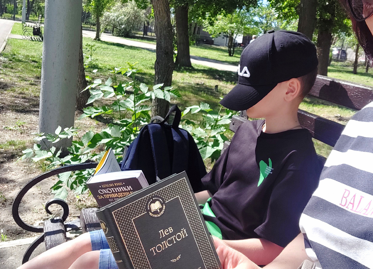 Успели до жары с утра почитать в парке