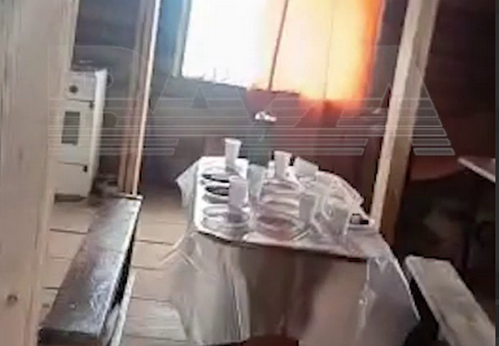 "Щедро" накрытый стол в недостроенном доме. ФОТО: кадр видео телеграм-канала Baza.