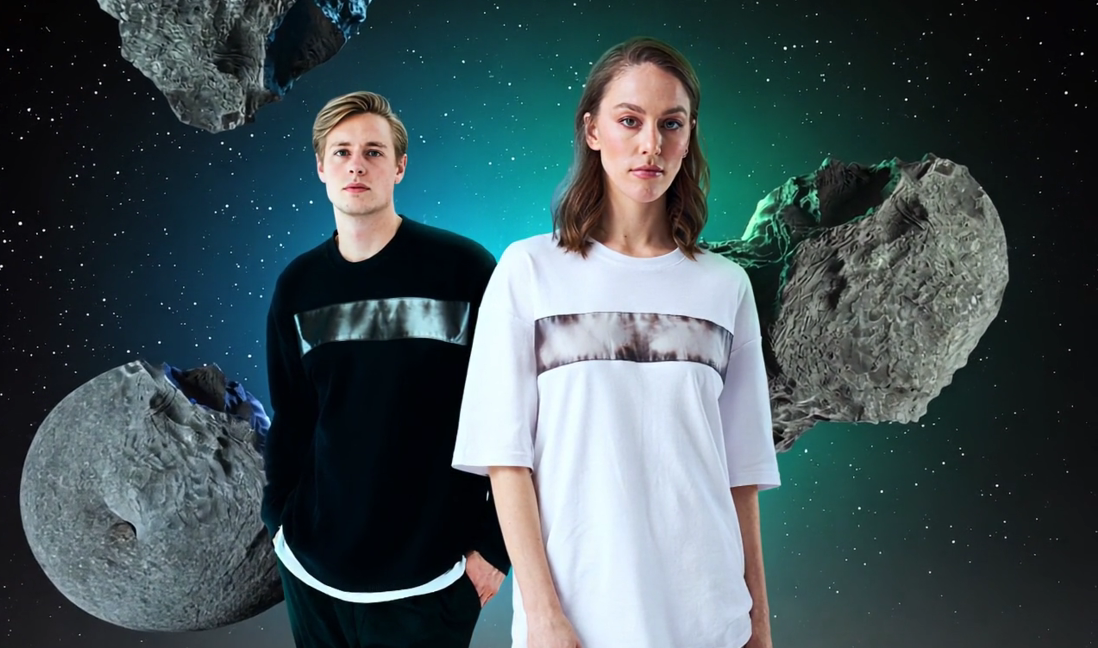 Мерч-коллаборация Роскосмоса и Сбера, которые активно использовали термохром в своей коллекции. На футболки и свитшоты были нанесены термохромные вставки, которые при обычной температуре выглядели однотонными, но при прикосновениях, под воздействием солнечных лучей или горячего воздуха становились похожими на космические туманности и скопления звёзд.