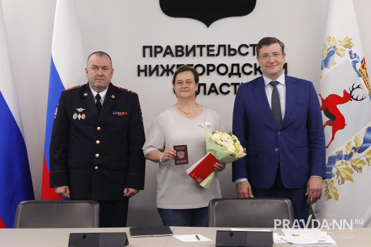    Губернатор Нижегородской области торжественно вручил иностранке российский паспорт в кремле