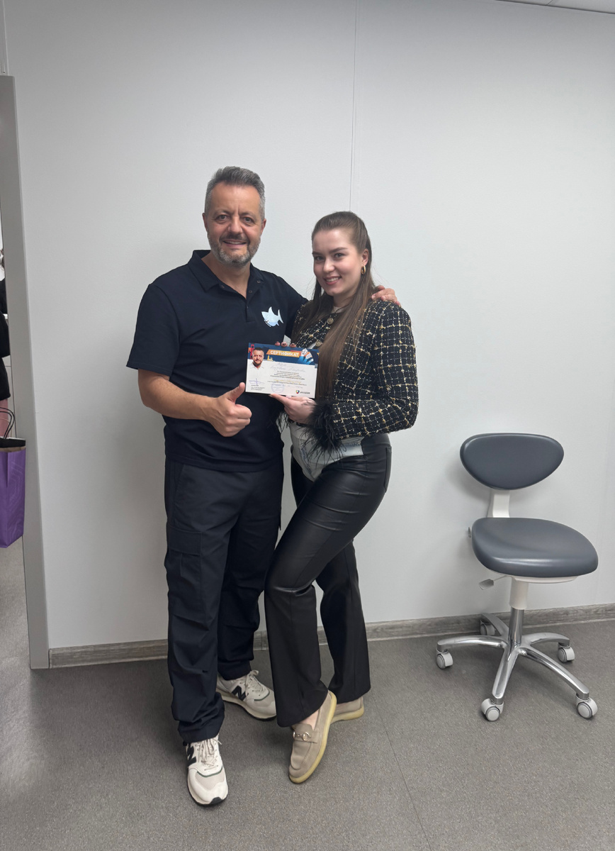 Недавно побывала на курсе повышения квалификации по отбеливанию зубов у к.м.н. Акуловича А.В. Опыт в отбеливании у меня более 5 лет, но никогда не поздно добавить знаний 