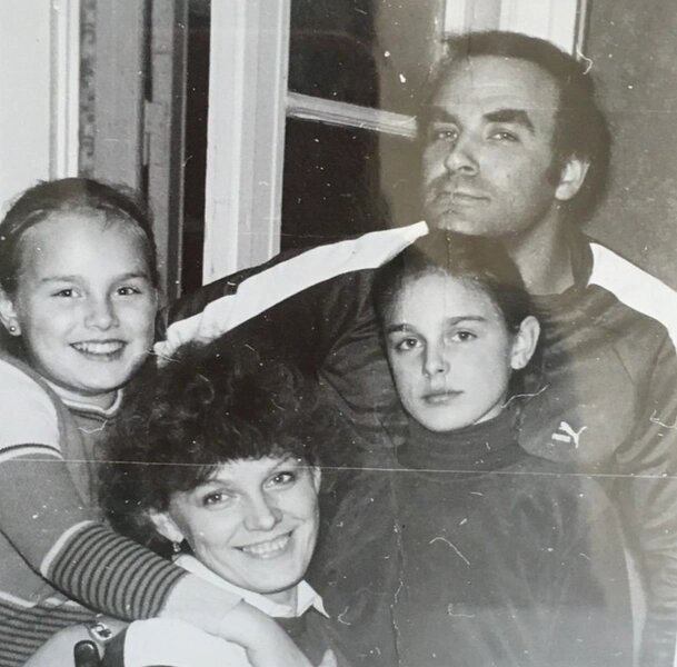    Папа Екатерины танцевал в ансамбле Игоря Моисеева, а мама работала в ТАСС admin