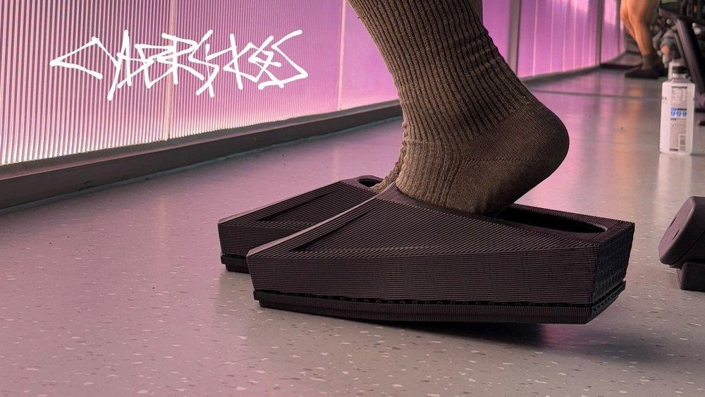 Tesla Cybertruck превратили кроссовки