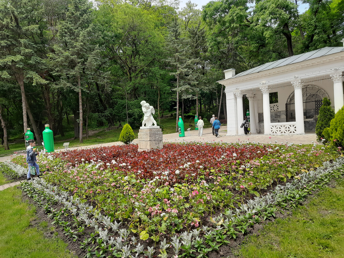 Цветник в Нижнем парке на главной аллее