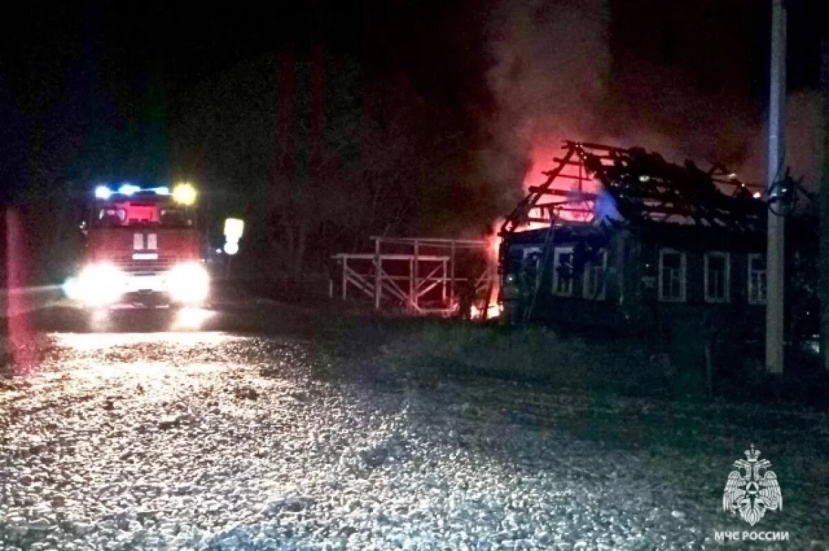    В Белом полностью сгорел нежилой дом