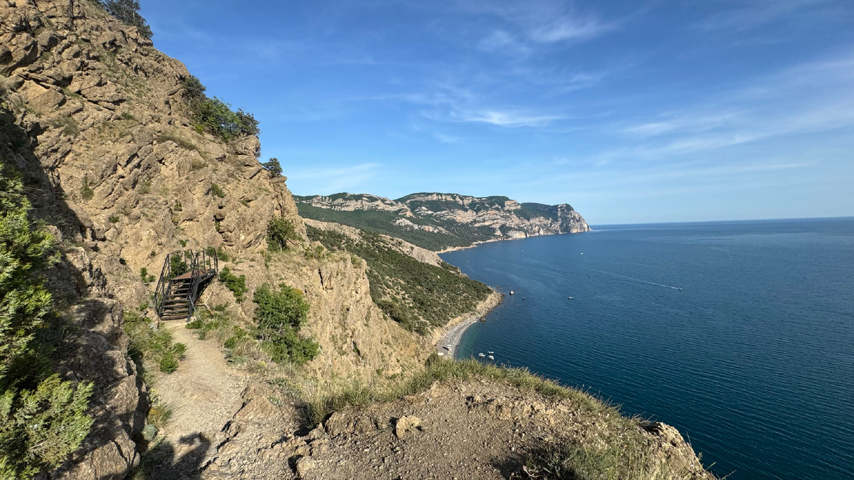 Мост в самом узком и опасном месте по пути на Серебряный Ближний) пляж
