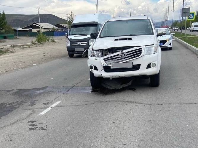 Сбил двух пешеходов на переходе)