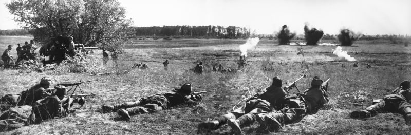 Наступление советского подразделения в излучине Дона. Сталинградская область. 1942 г. 