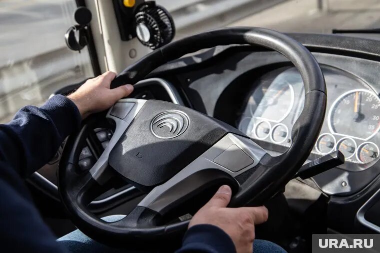 Ручной тормоз не сработал. Транспортное средство самостоятельно покатилось и въехало в фасад закусочной. Фото: Илья Московец © URA.RU