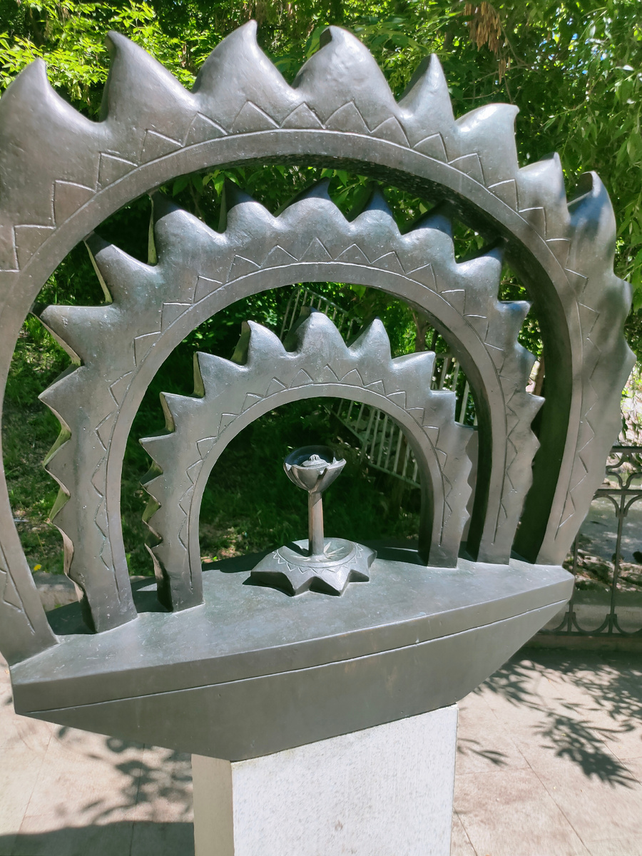 А вот вам цветочек аленький, сорвать его нельзя, хоть он и маленький. Фото автора