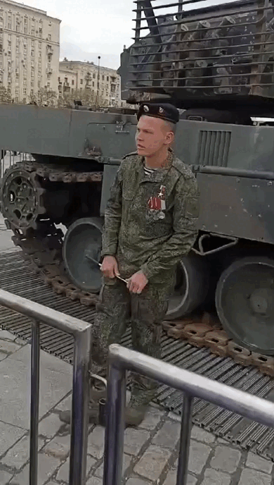    Вот он, юный Герой России. Стесняется. Но на вопросы, безусловно, отвечает. Вежливо. С чувством, с толком, скажем так.