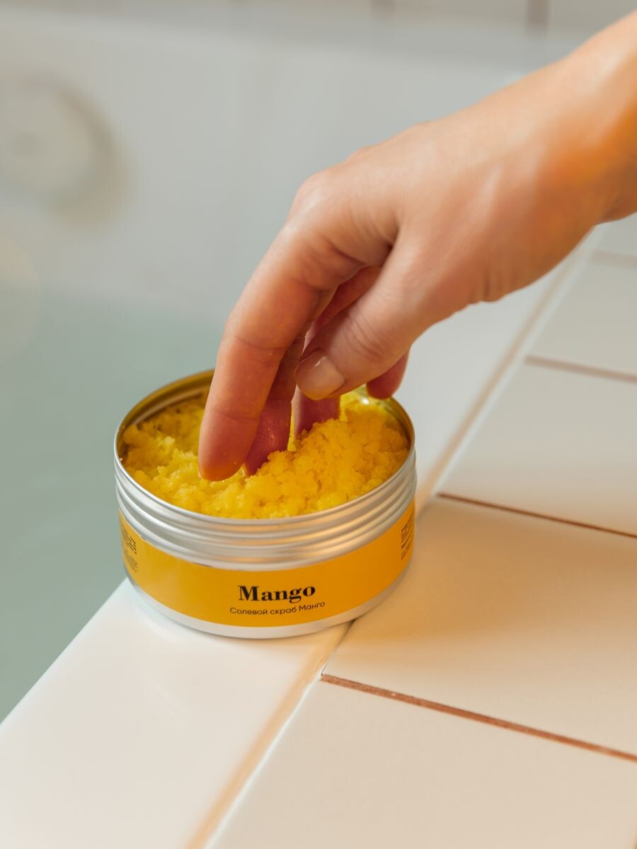 На фото: солевой скраб be.sage Манго