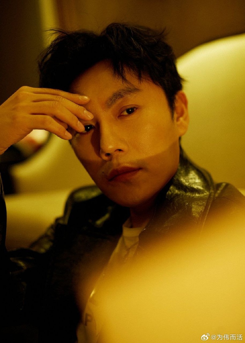 Актёр Цинь Хао, 47 лет. Листайте галерею...