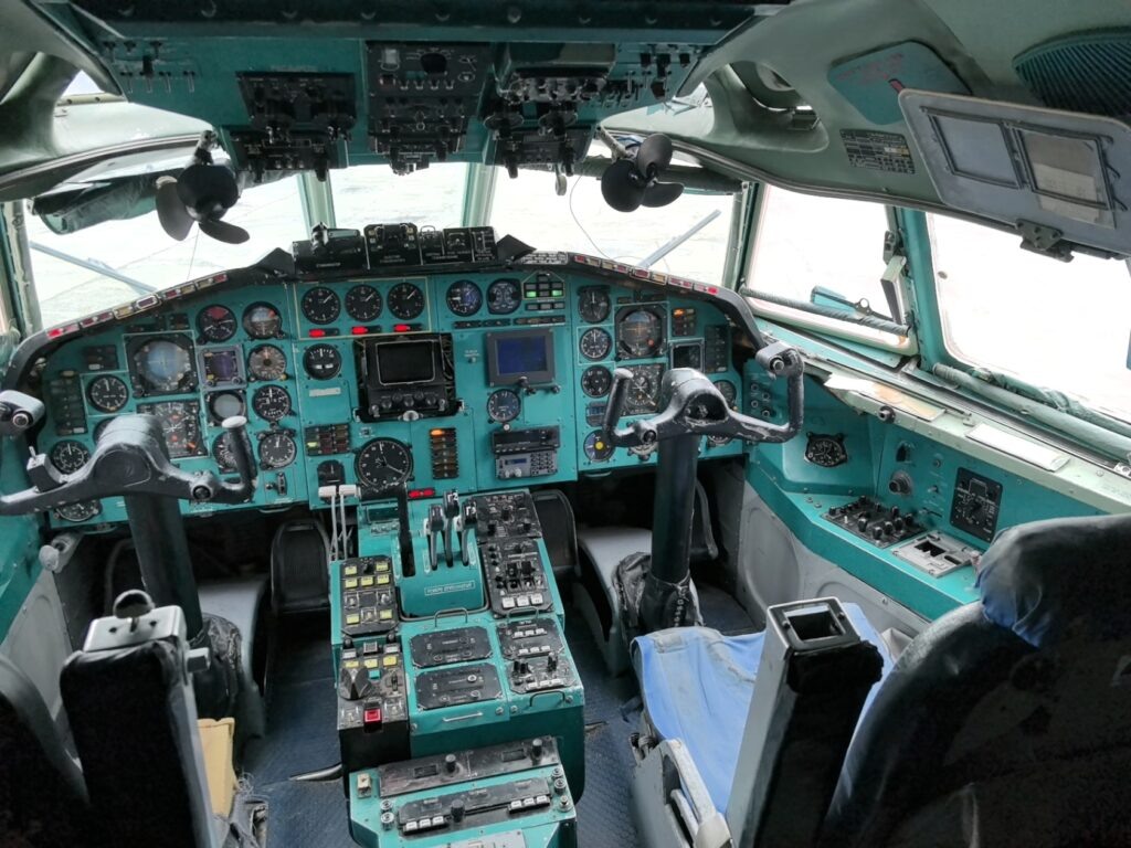 Кабина пилотов. Приборы — в основном стрелочные («будильники»), однако виден, например, экран метеорадара.  📷
