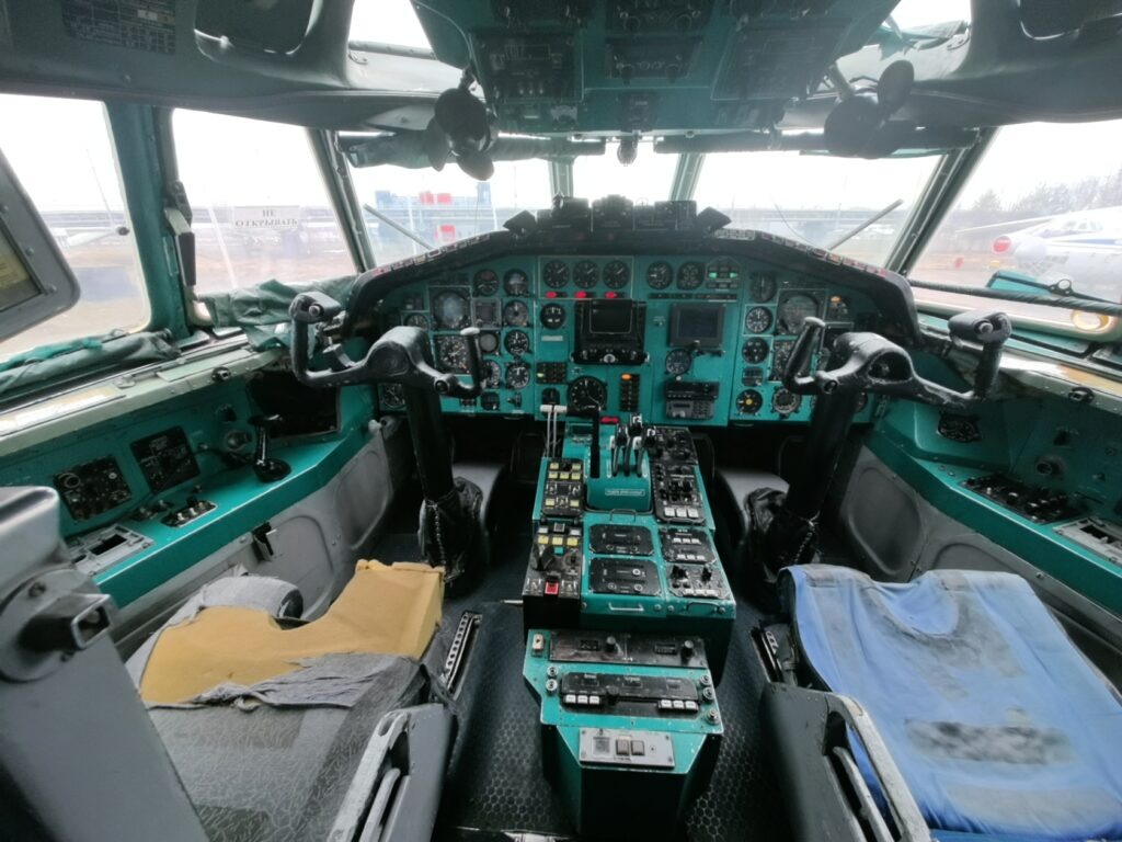 Окошки в верхней части кабины предназначались для навигации по звёздам, такие есть и во многих Boeing 737  📷
