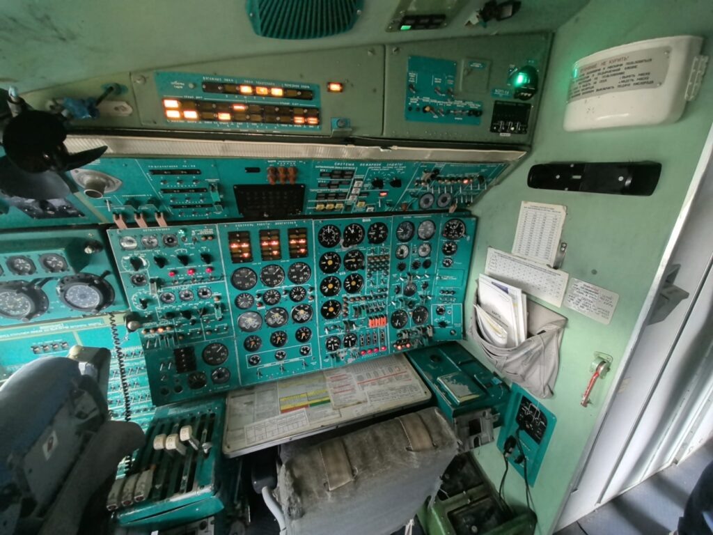 Двигателями управляет бортинженер, он сидит боком к пилотам!  📷
