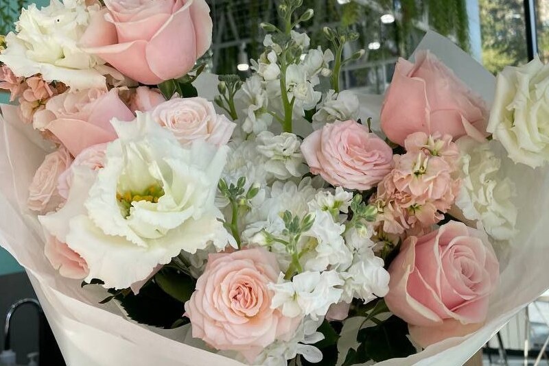 Цветы на Выпускной как знак внимания учителям, одноклассницам и классному руководителю