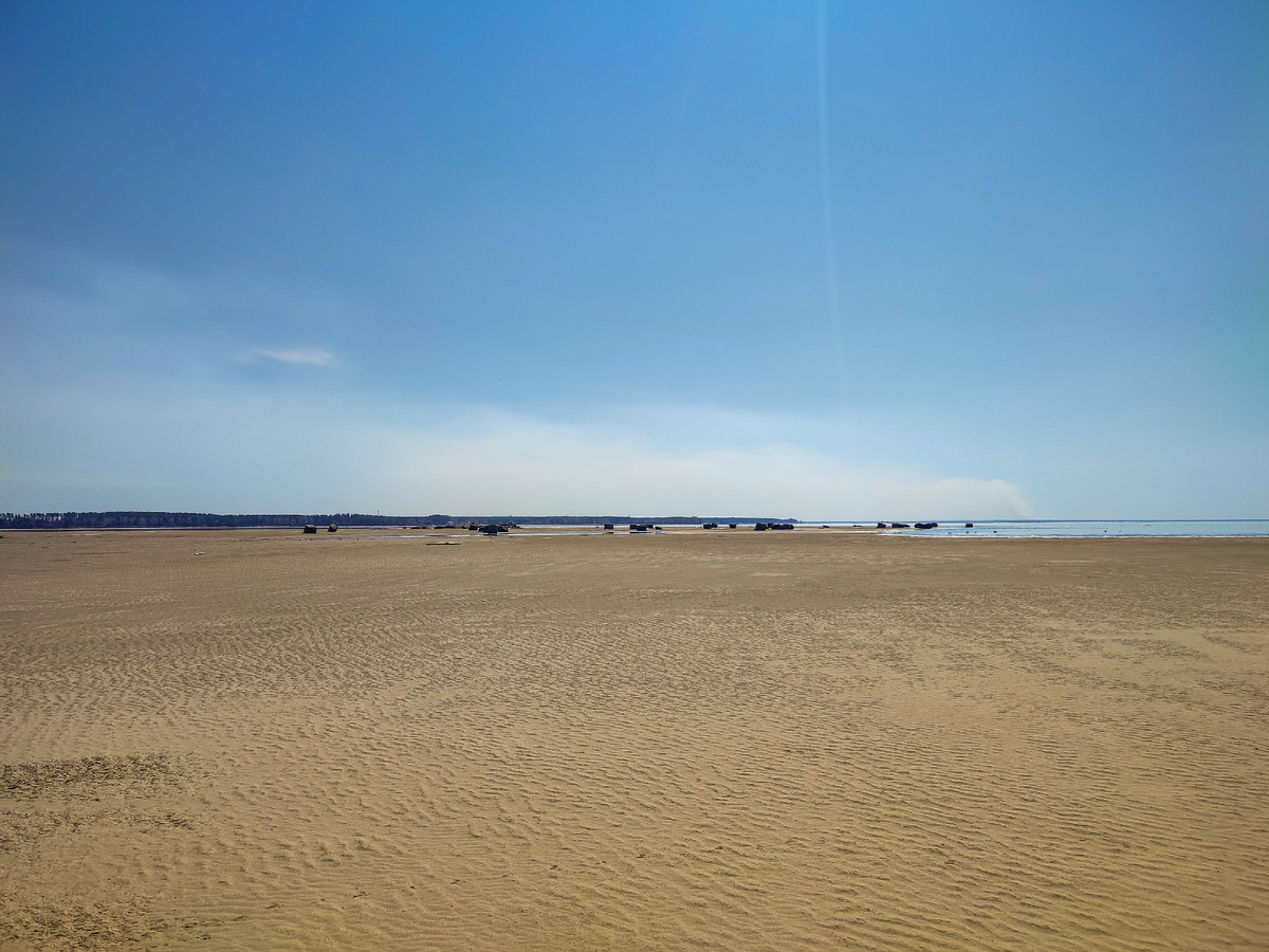 Общий вид на бетонные конструкции и блоки за о. Тайвань (Тань-Вань). Апрель 2025г.