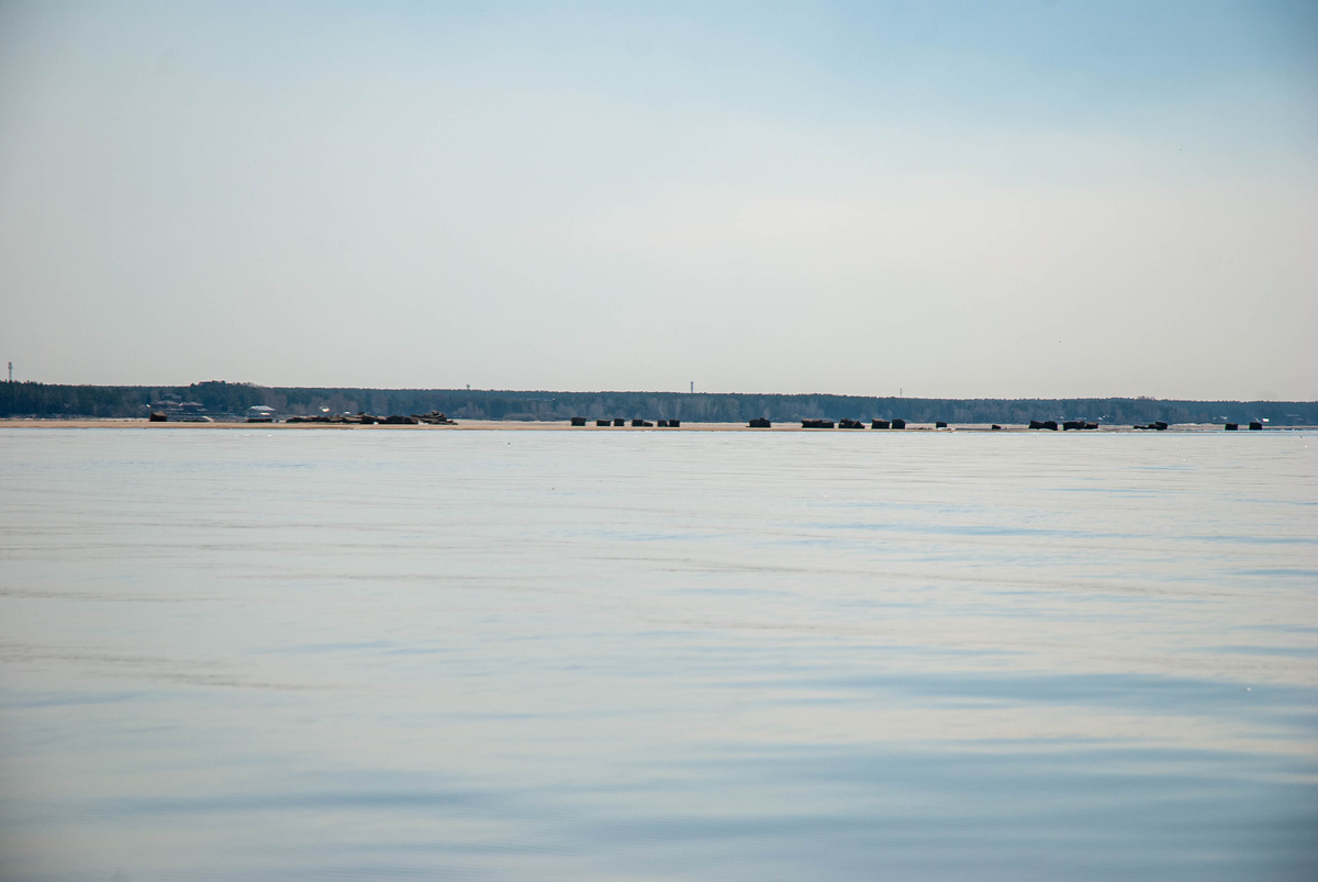 Общий вид на бетонные конструкции и блоки за о. Тайвань (Тань-Вань). Апрель 2025г.