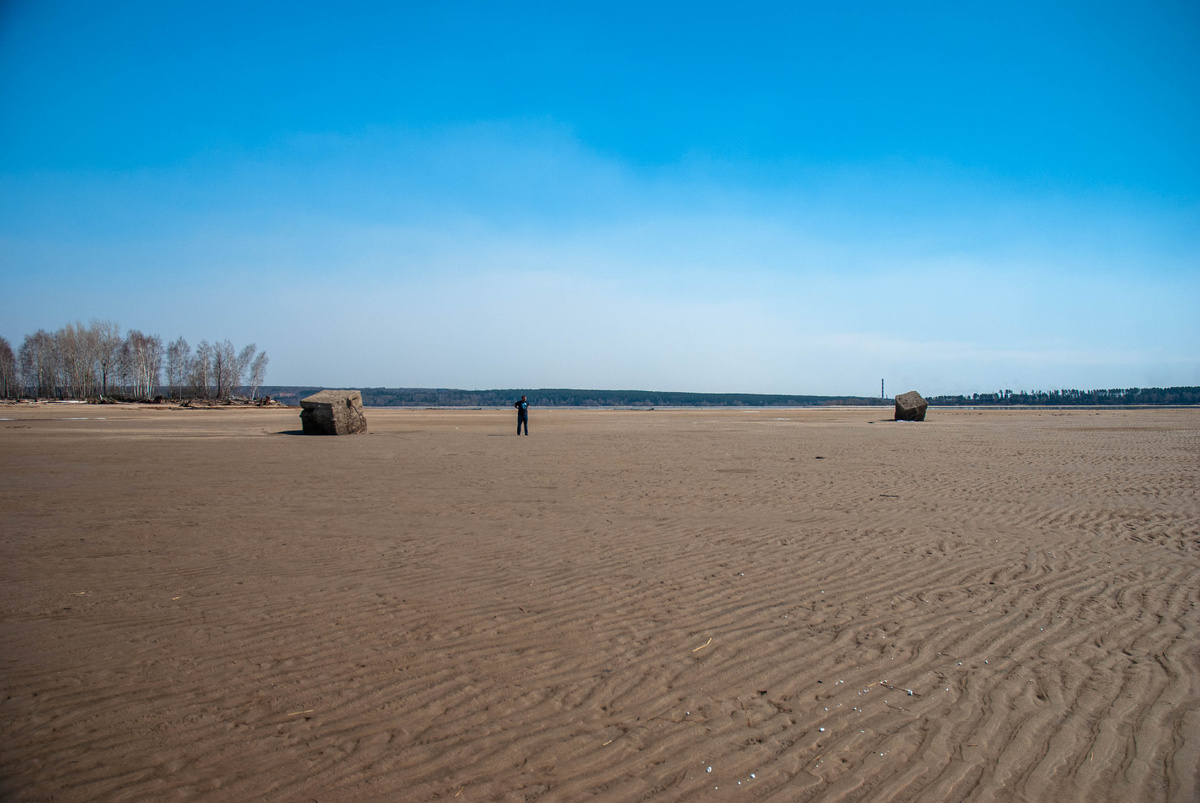 Человек для масштаба между двумя одиночными блоками.