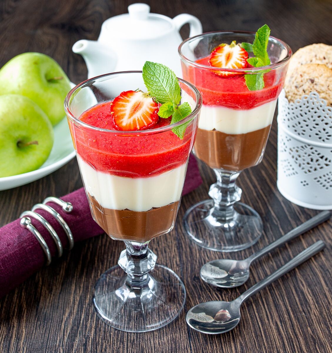     Шоколадно-ванильный пудинг с клубникой