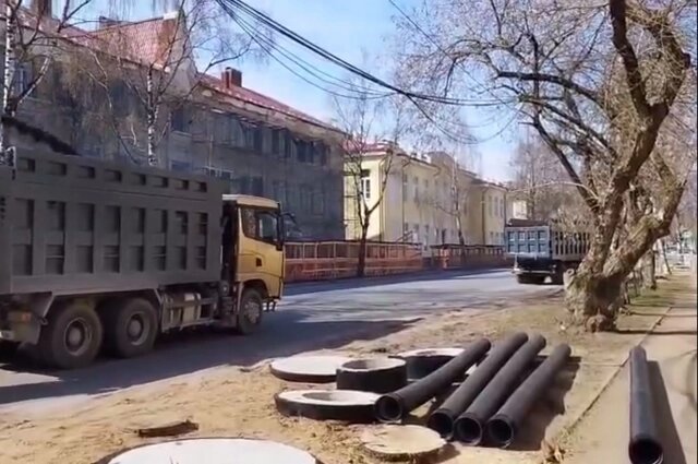    Фото: Администрация Сыктывкара В середине мая на участке от ул. Советской до ул. Ленина берёзы спилили с обеих сторон из-за укладки нового асфальта.