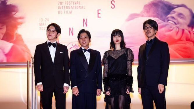 Комацу Нана и делегация фильма "Exit 8"