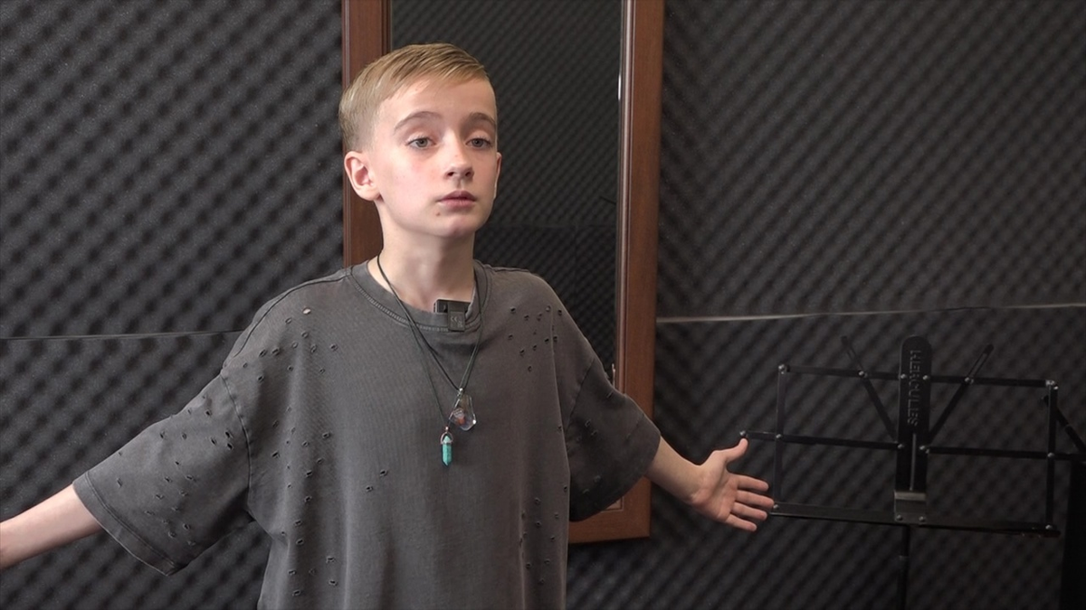 Дима Малков из Тюмени своими песнями поддерживает бойцов на передовой 