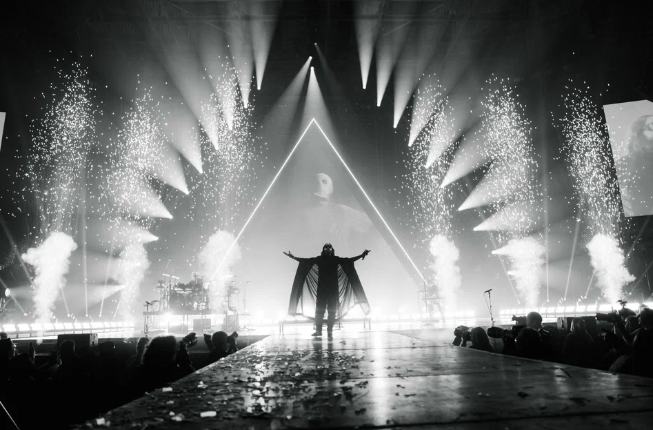 Концерты Thirty Seconds to Mars — это всегда нестандартно. Джаред Лето известен своими перформансами с элементами театра: будет спускаться в зал, запускать в толпу флаги и разговаривать с публикой так, будто вы давно знакомы. Фото: Яндекс Афиша