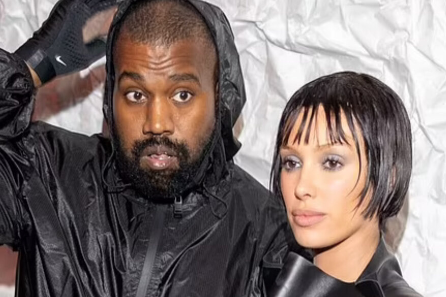     Бьянка Цензори полностью разделась, оставшись в сетчатом топе и прозрачных колготках