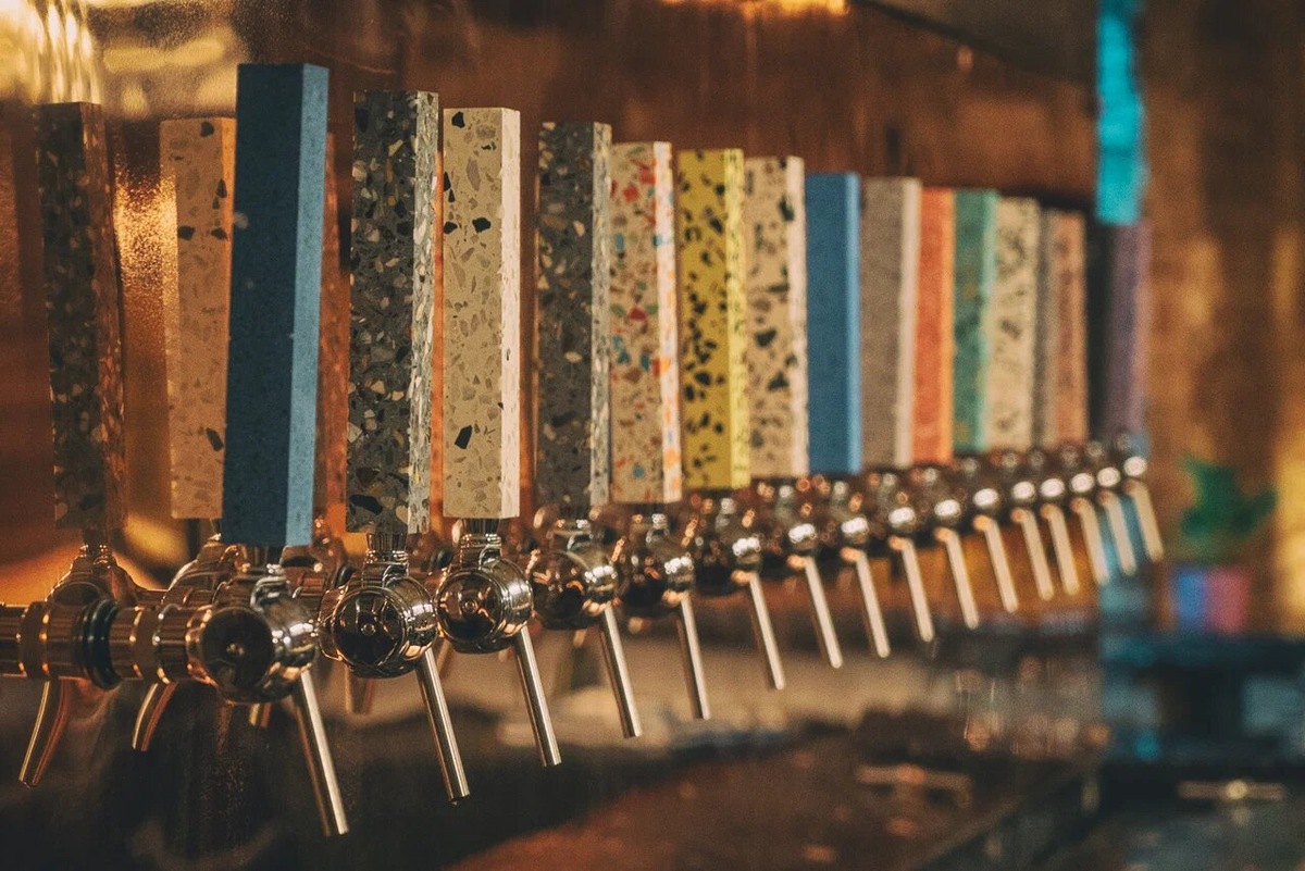 В заведении, помимо обширного веганского меню, большой выбор напитков, в том числе разливного пива. Фото: Mission / Яндекс Карты