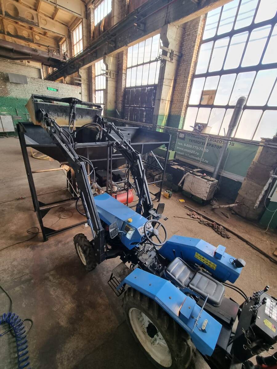 Загрузка щебня, песка в бункера мобильного бетоносмесителя