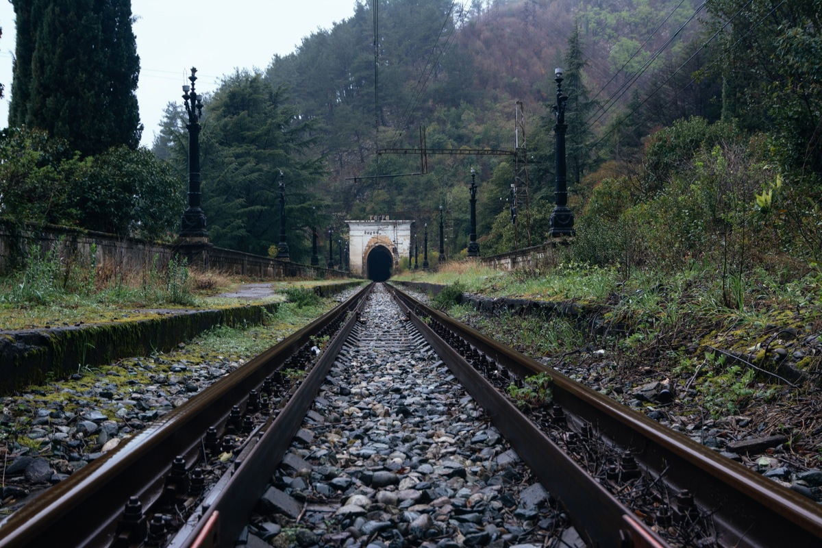 Это один из самых комфортных способов добраться из Сочи в Сухум. Маршрут можно преодолеть за 6 часов. Источник: Unsplash
