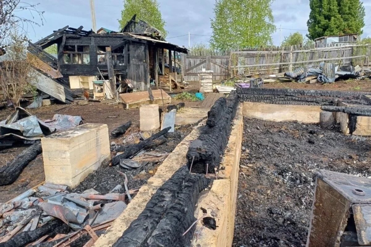    От дома, где была вечеринка, почти ничего не осталось.