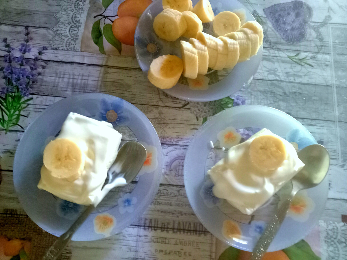 Творожок со сметаной и кусочками банана, ну и кофе с молоком (не попало в кадр🙂).