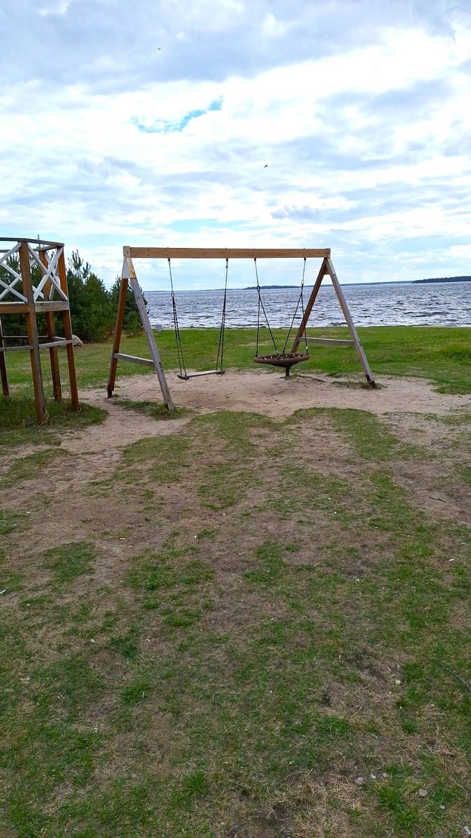    Власти города восстановили качели, сломанные вандалами. Фото: страница главы Сегежского района Рашида Бескембирова