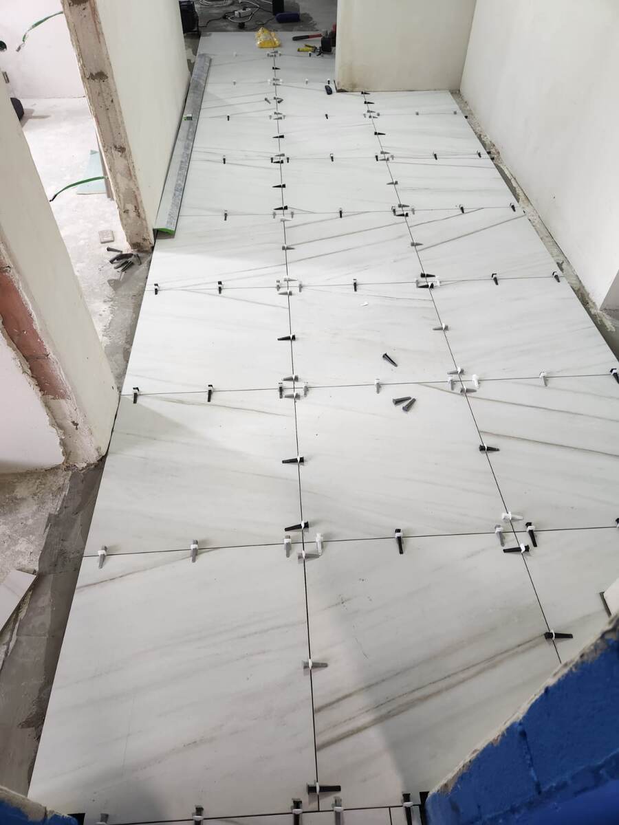 Укладка керамогранита в коридоре