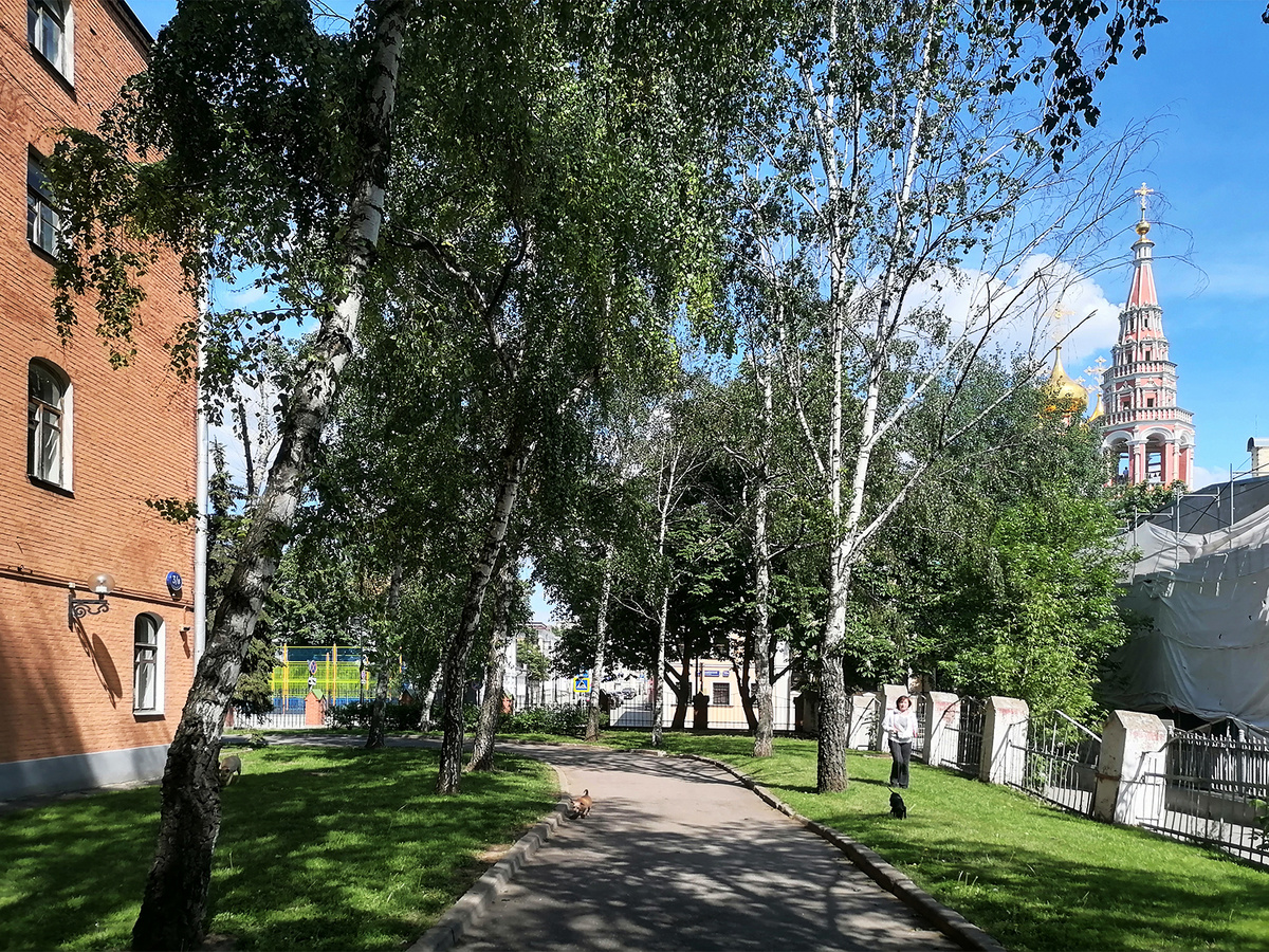 Справа на дальнем плане - колокольня и купола Храма Воскресения Христова