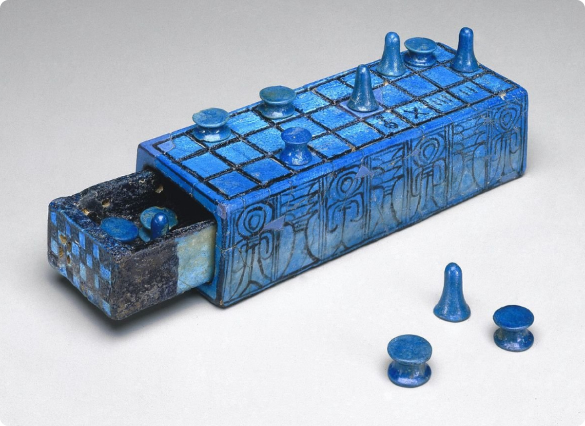 Сенет из фаянса фараона Аменхотепа III. Фото с сайта Бруклинского музея 