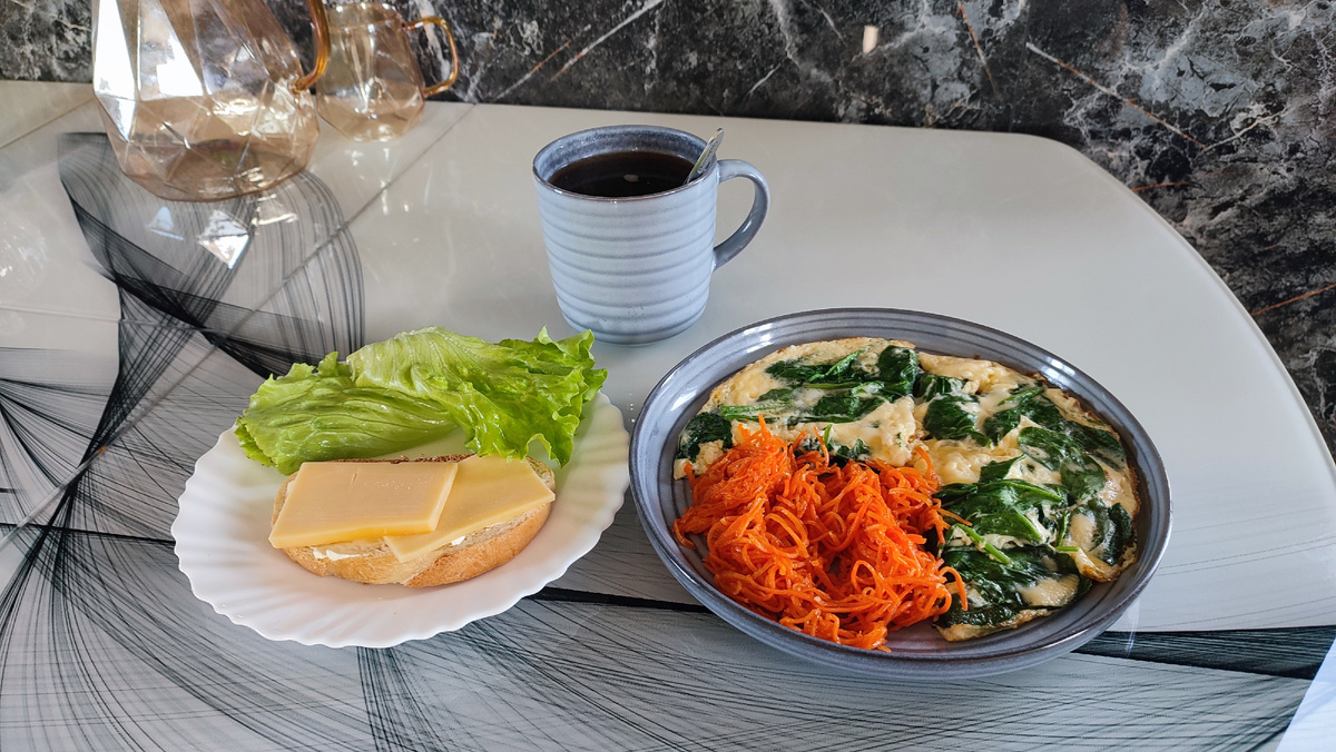 Морковь по-корейски, омлет со шпинатом, салат, сыр, ☕