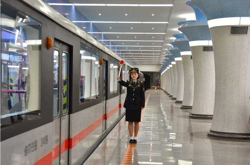 Станция «Ёнгван»  Пхеньянского метрополитена.