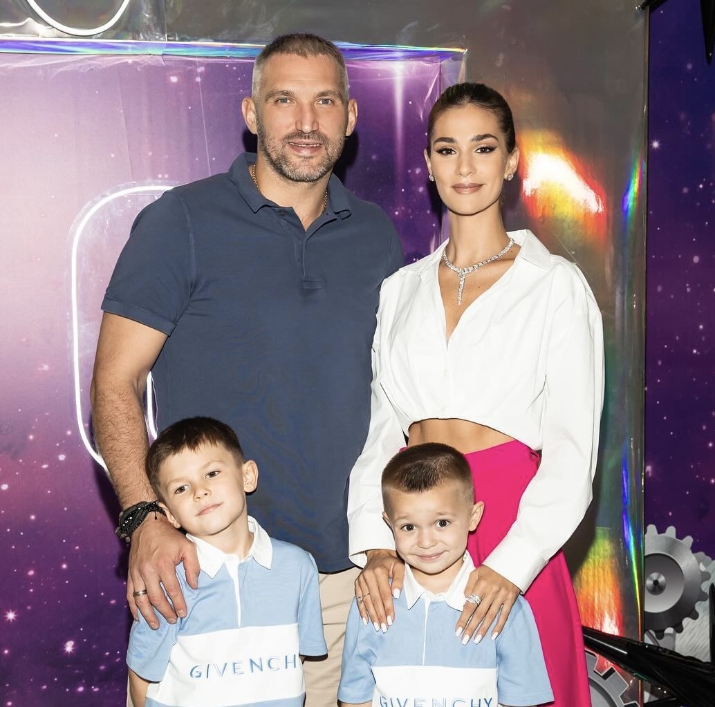    Александр Овечкин и Анастасия Шубская с детьми. Фото: социальные сети