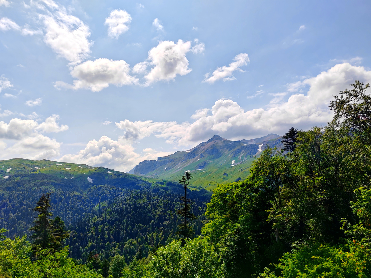 Вид на гору Оштен с Яворовой Поляны весной. На склонах кое-где еще встречается снег. Листайте -->>
