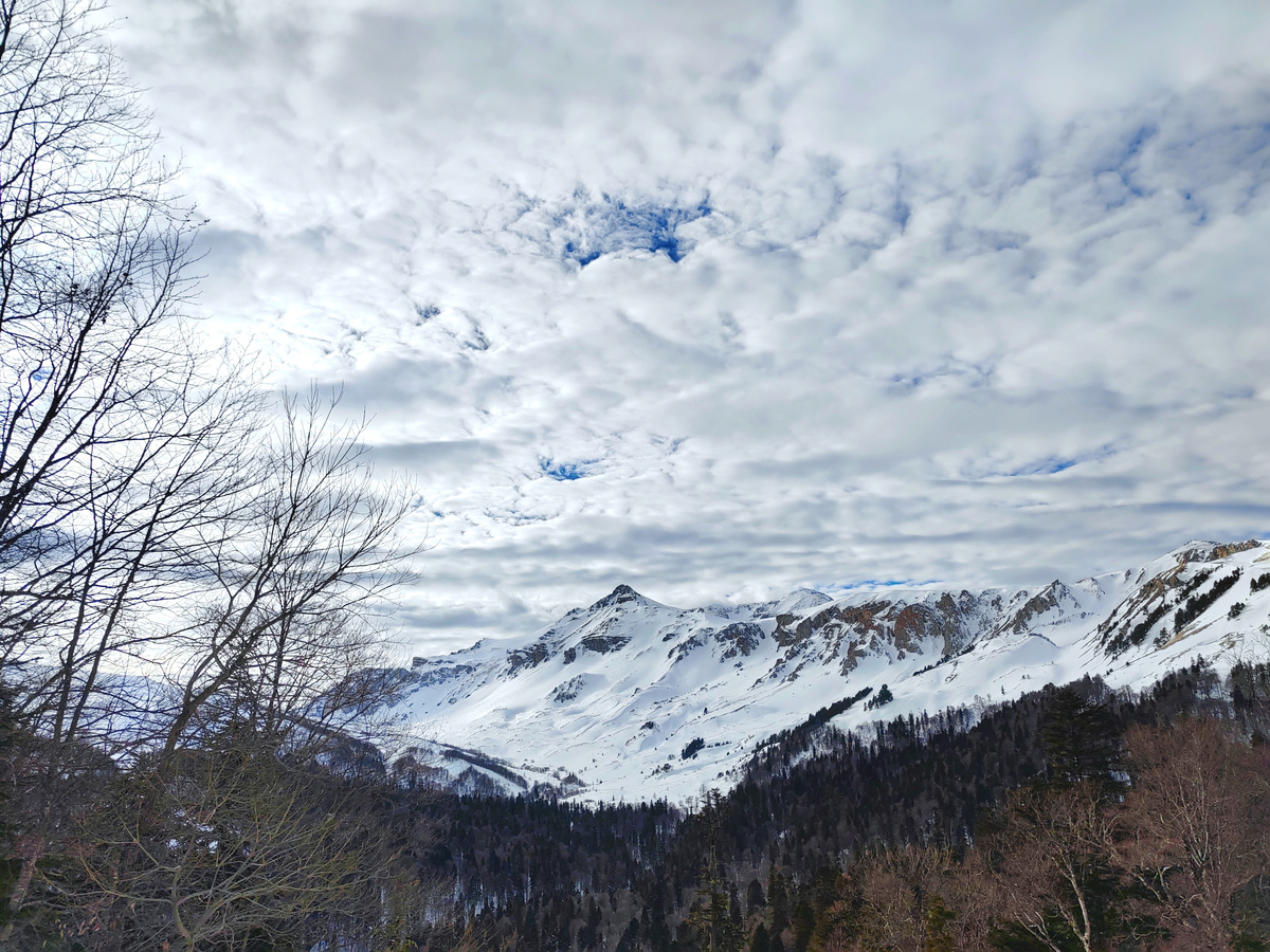 Вид на заснеженную вершину горы Оштен с Яворовой Поляны зимой
