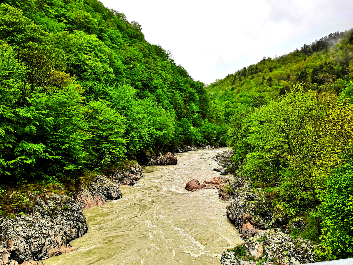 Вид на гранитный каньон реки Белая весной по пути на Яворову Поляну из Майкопа. Листайте -->>
